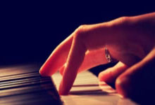 横扫晋级决赛,德约调侃当伊斯内尔的感觉不错,决赛战捷克小迷弟.